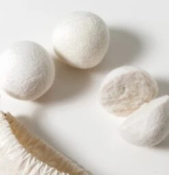 Geniet Van Gemak® | Herbruikbare Wollen Drogerballen | Wasbollen | Schaapswol | Duurzame En Energiebesparende Wasballen | 6 XL Drogerballen -Huishoudelijke Benodigdheden 1159x1200
