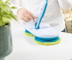 Mediashop Hurricane Floating Mop Elektrische Dweil - Oplaadbare Vloerwisser Voor Dweilen, Schrobben En Boenen - Met 2x 3 Microvezelpads 22 Mediashop Hurricane Floating Mop Elektrische Dweil - Oplaadbare Vloerwisser Voor Dweilen, Schrobben En Boenen - Met 2x 3 Microvezelpads -Huishoudelijke Benodigdheden 1200x1014