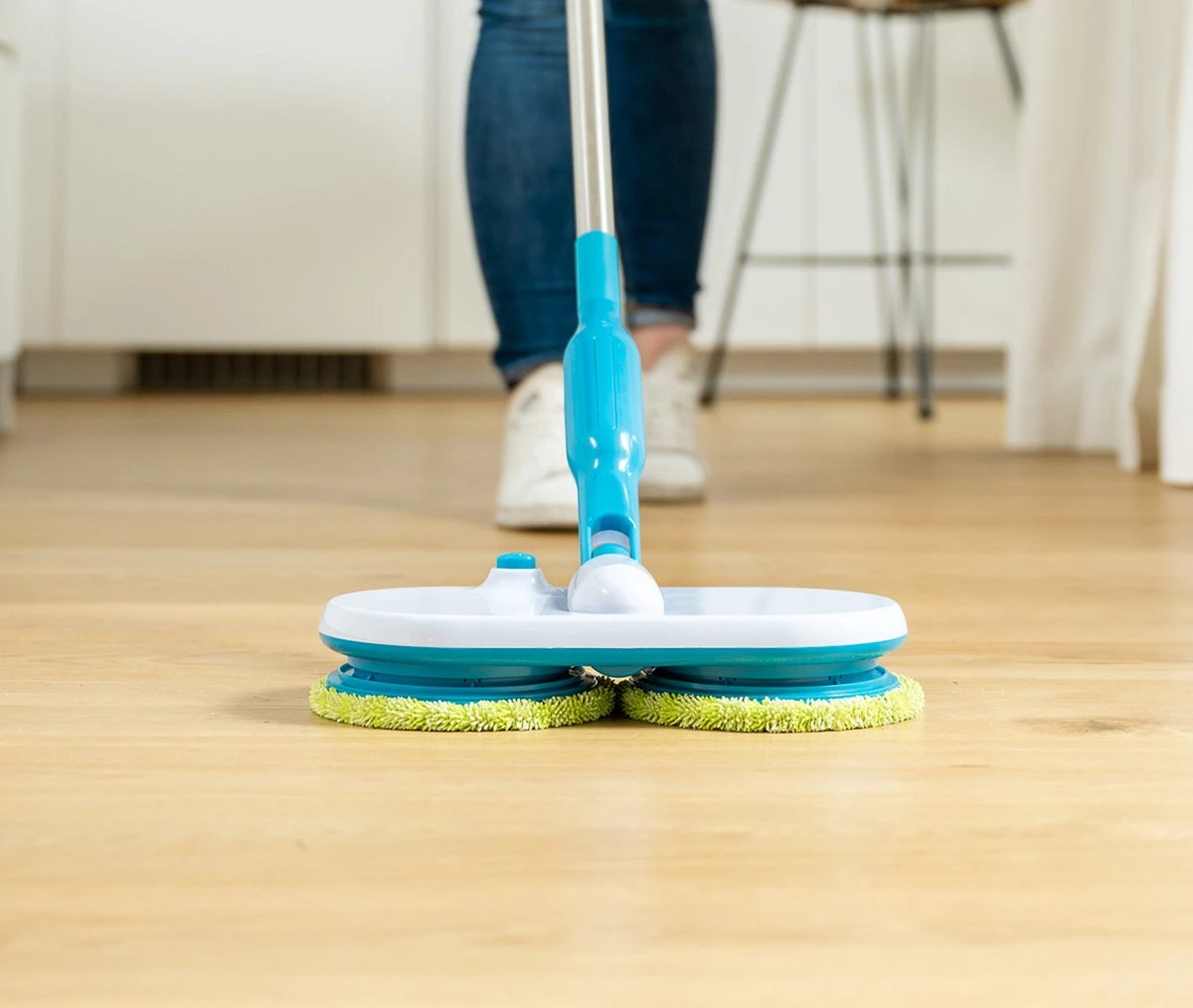 Mediashop Hurricane Floating Mop Elektrische Dweil - Oplaadbare Vloerwisser Voor Dweilen, Schrobben En Boenen - Met 2x 3 Microvezelpads 9 Mediashop Hurricane Floating Mop Elektrische Dweil - Oplaadbare Vloerwisser Voor Dweilen, Schrobben En Boenen - Met 2x 3 Microvezelpads - Afbeelding 9