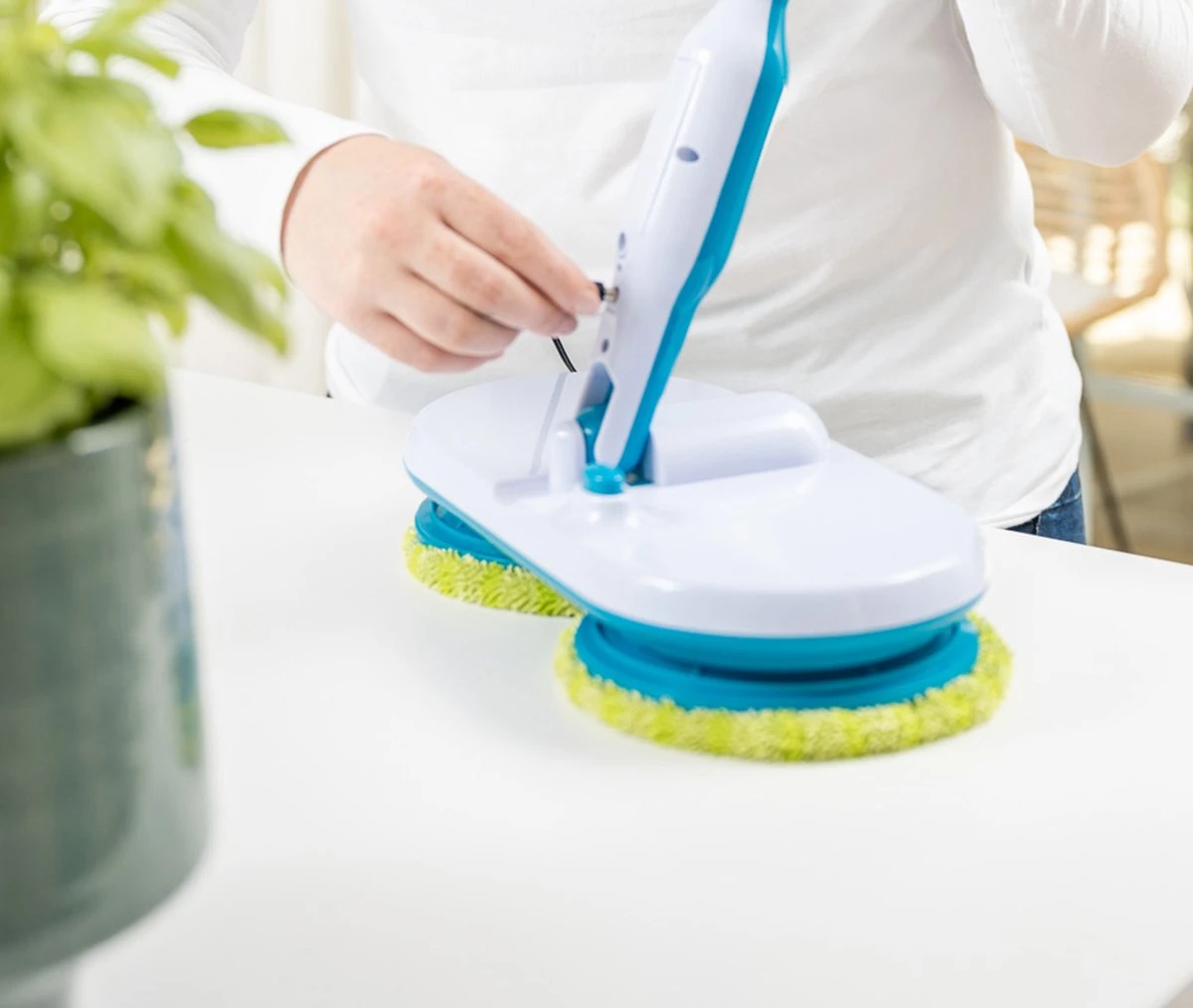 Mediashop Hurricane Floating Mop Elektrische Dweil - Oplaadbare Vloerwisser Voor Dweilen, Schrobben En Boenen - Met 2x 3 Microvezelpads 4 Mediashop Hurricane Floating Mop Elektrische Dweil - Oplaadbare Vloerwisser Voor Dweilen, Schrobben En Boenen - Met 2x 3 Microvezelpads - Afbeelding 4