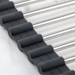 Highport Oprolbaar Vaat Droogrek - Scandinavisch Design - Opvouwbaar Hittebestendig Roestvrijstalen Keuken Afdruiprek - Vaatwasser Geschikt - Sterke 18-staafs Onderzetter - Foodgrade Materiaal 7 Highport Oprolbaar Vaat Droogrek - Scandinavisch Design - Opvouwbaar Hittebestendig Roestvrijstalen Keuken Afdruiprek - Vaatwasser Geschikt - Sterke 18-staafs Onderzetter - Foodgrade Materiaal -Huishoudelijke Benodigdheden 1200x1200 1160