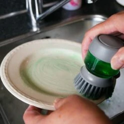 In Round Afwasborstel Met Zeepdispenser / Zeepreservoir – Inclusief Houder – Grijs – Afwas Borstel – Zeep Handborstel – Doseerpomp – Afwasmiddel Dispenser – Navulbaar 13 In Round Afwasborstel Met Zeepdispenser / Zeepreservoir – Inclusief Houder – Grijs – Afwas Borstel – Zeep Handborstel – Doseerpomp – Afwasmiddel Dispenser – Navulbaar -Huishoudelijke Benodigdheden 1200x1200 1227