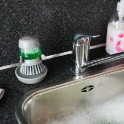 In Round Afwasborstel Met Zeepdispenser / Zeepreservoir – Inclusief Houder – Grijs – Afwas Borstel – Zeep Handborstel – Doseerpomp – Afwasmiddel Dispenser – Navulbaar 14 In Round Afwasborstel Met Zeepdispenser / Zeepreservoir – Inclusief Houder – Grijs – Afwas Borstel – Zeep Handborstel – Doseerpomp – Afwasmiddel Dispenser – Navulbaar -Huishoudelijke Benodigdheden 1200x1200 1228