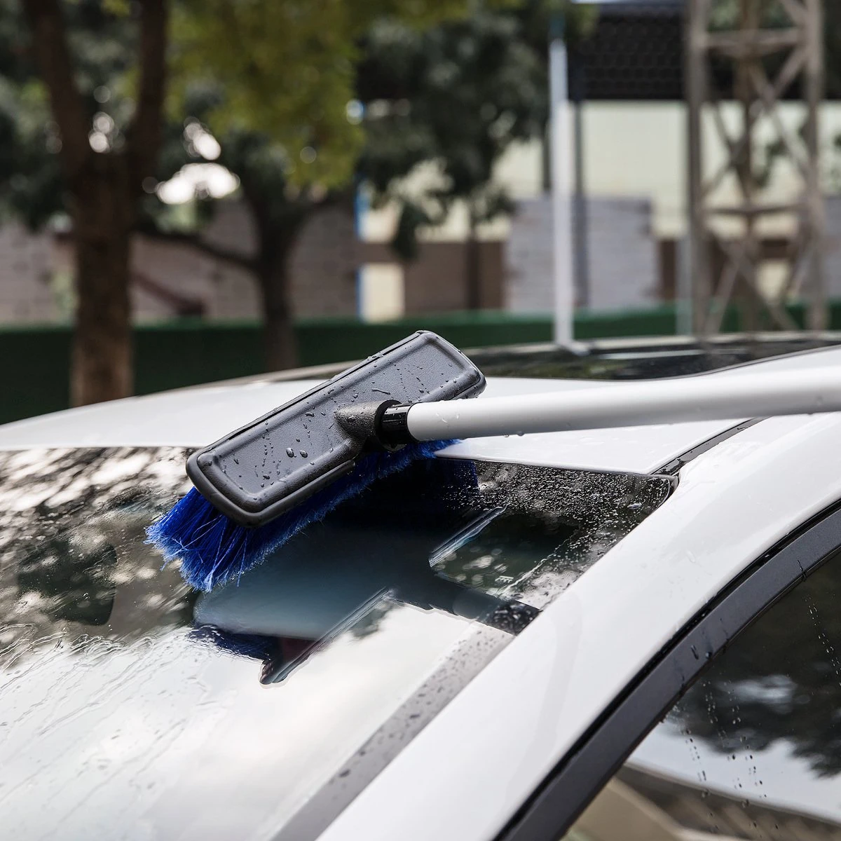 Navaris Telescopische Autowasborstel - Watergevoerde Wasborstel Voor Auto's En Ramen Met Uitschuifbare Lange Handgreep En Zachte Haren - Blauw 4 Navaris Telescopische Autowasborstel - Watergevoerde Wasborstel Voor Auto's En Ramen Met Uitschuifbare Lange Handgreep En Zachte Haren - Blauw - Afbeelding 4