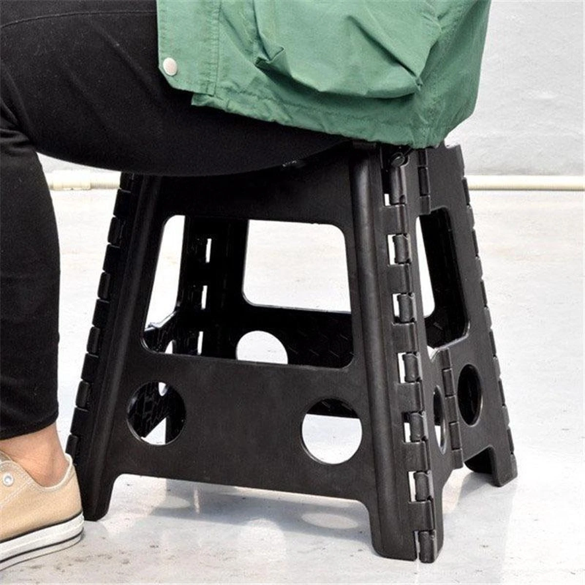 Merkloos Verdikt Kunststof Klapkruk-draagbaar-opvouwbare Kruk-Met Antislip Oppervlak Zwart 29x22cmx45cm 4 Merkloos Verdikt Kunststof Klapkruk-draagbaar-opvouwbare Kruk-Met Antislip Oppervlak Zwart 29x22cmx45cm - Afbeelding 4