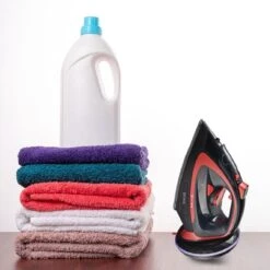 Royalty Line Draadloos Strijkijzer - Krachtig Snoerloos Strijken - Snoerloze Stoomstrijkijzer - Droogstrijkijzer - 2400W - Strijkijzer Met Stoomgenerator - 450ML Watercapaciteit - Rood 21 Royalty Line Draadloos Strijkijzer - Krachtig Snoerloos Strijken - Snoerloze Stoomstrijkijzer - Droogstrijkijzer - 2400W - Strijkijzer Met Stoomgenerator - 450ML Watercapaciteit - Rood -Huishoudelijke Benodigdheden 1200x1200 1753