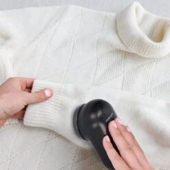 Lifeproducts Oplaadbare Pluizenverwijderaar - Elektrische Kledingontpluizer Met Antistatische Pluizenborstel - Oplaadbaar - Pluizendief Inclusief 3 Extra Mesjes - Zwart -Huishoudelijke Benodigdheden 1200x1200 1786