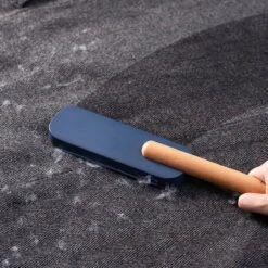 Merkloos Pluizenverwijderaar - Ontpluizer - Kledingroller – Pluizenroller - Kleefroller - Kledingborstel - Ontpluizer - Pluizentondeuse - Huisdierhaar Verwijderaar - Blauw -Huishoudelijke Benodigdheden 1200x1200 1794