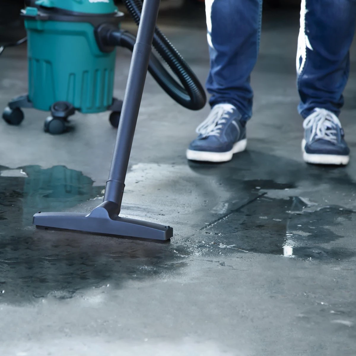 VONROC Compacte Nat- En Droogzuiger - 1000W – Blaasfunctie – 12L Tank - 5m Stroomkabel 4 VONROC Compacte Nat- En Droogzuiger - 1000W – Blaasfunctie – 12L Tank - 5m Stroomkabel - Afbeelding 4