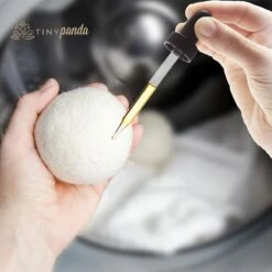 Merkloos Droger Ballen XL 6 Stuks Inclusief Lavendelolie – Zero Waste Dryer Balls - Duurzaam – Wasverzachter – Herbruikbare Drogerballen – Droogt De Was Sneller – Tiny Panda 13 Merkloos Droger Ballen XL 6 Stuks Inclusief Lavendelolie – Zero Waste Dryer Balls - Duurzaam – Wasverzachter – Herbruikbare Drogerballen – Droogt De Was Sneller – Tiny Panda -Huishoudelijke Benodigdheden 1200x1200