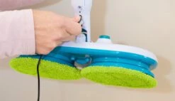 Mediashop Hurricane Floating Mop Elektrische Dweil - Oplaadbare Vloerwisser Voor Dweilen, Schrobben En Boenen - Met 2x 3 Microvezelpads 31 Mediashop Hurricane Floating Mop Elektrische Dweil - Oplaadbare Vloerwisser Voor Dweilen, Schrobben En Boenen - Met 2x 3 Microvezelpads -Huishoudelijke Benodigdheden 1200x691 1