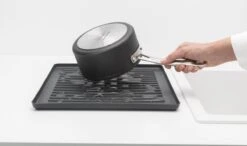 Brabantia SinkSide Afdruiprek - Inklapbaar - Compact - Dark Grey -Huishoudelijke Benodigdheden 1200x708 1