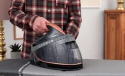 Breville Stoomstrijkijzer Met Stoomgenerator - Iron - Keramische Zoolplaat - Uitneembaar Waterreservoir 26 Breville Stoomstrijkijzer Met Stoomgenerator - Iron - Keramische Zoolplaat - Uitneembaar Waterreservoir -Huishoudelijke Benodigdheden 1200x734 1