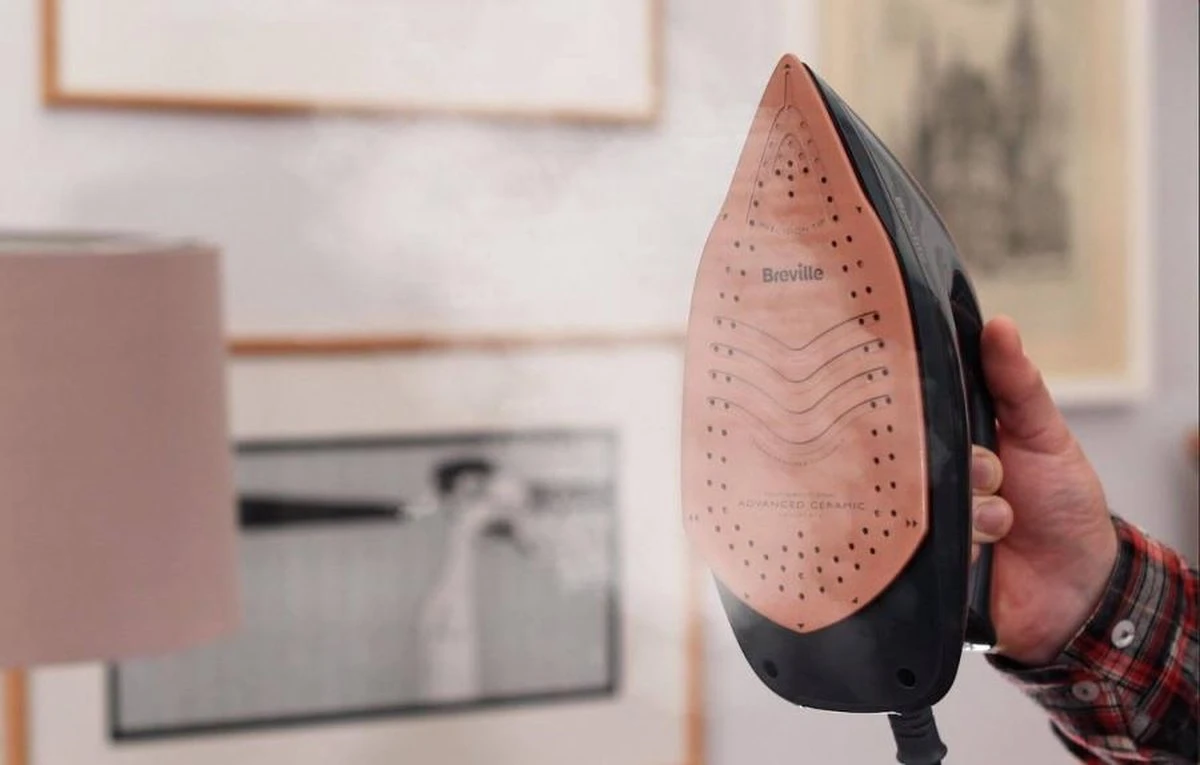 Breville Stoomstrijkijzer Met Stoomgenerator - Iron - Keramische Zoolplaat - Uitneembaar Waterreservoir 5 Breville Stoomstrijkijzer Met Stoomgenerator - Iron - Keramische Zoolplaat - Uitneembaar Waterreservoir - Afbeelding 5