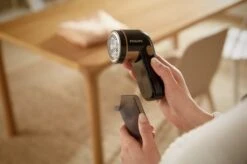 Philips - Ontpiller - Pluizenverwijderaar - Ontpluizer - Pluizendief - Draadloos - Elektrisch - Op Batterijen - Zwart + Extra Borstelset 9 Philips - Ontpiller - Pluizenverwijderaar - Ontpluizer - Pluizendief - Draadloos - Elektrisch - Op Batterijen - Zwart + Extra Borstelset -Huishoudelijke Benodigdheden 1200x797 2