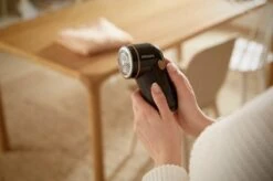 Philips - Ontpiller - Pluizenverwijderaar - Ontpluizer - Pluizendief - Draadloos - Elektrisch - Op Batterijen - Zwart + Extra Borstelset 11 Philips - Ontpiller - Pluizenverwijderaar - Ontpluizer - Pluizendief - Draadloos - Elektrisch - Op Batterijen - Zwart + Extra Borstelset -Huishoudelijke Benodigdheden 1200x797 4