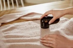 Philips - Ontpiller - Pluizenverwijderaar - Ontpluizer - Pluizendief - Draadloos - Elektrisch - Op Batterijen - Zwart + Extra Borstelset 12 Philips - Ontpiller - Pluizenverwijderaar - Ontpluizer - Pluizendief - Draadloos - Elektrisch - Op Batterijen - Zwart + Extra Borstelset -Huishoudelijke Benodigdheden 1200x797 5