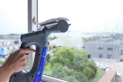 Swiss Pro+ Ruitenreiniger 3 In 1 WV 2 Blue Edition Window Vac - Ca. 120 M² - Waterzuiger - Incl. Smalle Zuigmond - Oplaadbaar - Raamwisser - Streeploos - Clicksystem - 2 Microvezeldoekjes - Met Sprayfunctie - Low Noise - Hepafilter 16 Swiss Pro+ Ruitenreiniger 3 In 1 WV 2 Blue Edition Window Vac - Ca. 120 M² - Waterzuiger - Incl. Smalle Zuigmond - Oplaadbaar - Raamwisser - Streeploos - Clicksystem - 2 Microvezeldoekjes - Met Sprayfunctie - Low Noise - Hepafilter -Huishoudelijke Benodigdheden 1200x799 121