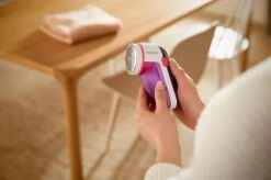 Philips Ontpiller - Verwijdert Stofpluisjes - Geschikt Voor Alle Kledingstukken - Groot Mesoppervlak - 3 Maasgrootten - In Hoogte Verstelbaar Kapje - Inclusief 2 AA-batterijen - GC026/00 15 Philips Ontpiller - Verwijdert Stofpluisjes - Geschikt Voor Alle Kledingstukken - Groot Mesoppervlak - 3 Maasgrootten - In Hoogte Verstelbaar Kapje - Inclusief 2 AA-batterijen - GC026/00 -Huishoudelijke Benodigdheden 1200x799 65