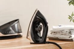 Swiss Pro+ -Stoomstrijkijzer Met Stoomgenerator - Iron - Keramische Zoolplaat - 2700W - Black/Gold - PefectCare Performer 13 Swiss Pro+ -Stoomstrijkijzer Met Stoomgenerator - Iron - Keramische Zoolplaat - 2700W - Black/Gold - PefectCare Performer -Huishoudelijke Benodigdheden 1200x799 78