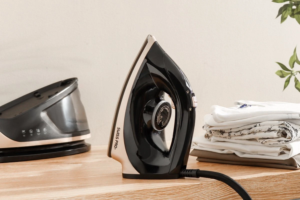 Swiss Pro+ -Stoomstrijkijzer Met Stoomgenerator - Iron - Keramische Zoolplaat - 2700W - Black/Gold - PefectCare Performer 3 Swiss Pro+ -Stoomstrijkijzer Met Stoomgenerator - Iron - Keramische Zoolplaat - 2700W - Black/Gold - PefectCare Performer - Afbeelding 3