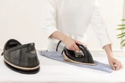 Swiss Pro+ -Stoomstrijkijzer Met Stoomgenerator - Iron - Keramische Zoolplaat - 2700W - Black/Gold - PefectCare Performer 14 Swiss Pro+ -Stoomstrijkijzer Met Stoomgenerator - Iron - Keramische Zoolplaat - 2700W - Black/Gold - PefectCare Performer -Huishoudelijke Benodigdheden 1200x799 79