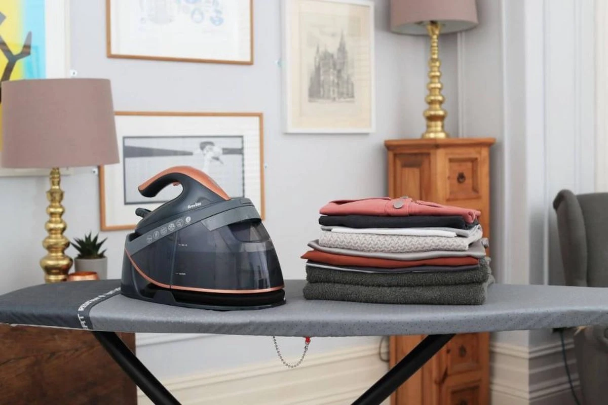 Breville Stoomstrijkijzer Met Stoomgenerator - Iron - Keramische Zoolplaat - Uitneembaar Waterreservoir 3 Breville Stoomstrijkijzer Met Stoomgenerator - Iron - Keramische Zoolplaat - Uitneembaar Waterreservoir - Afbeelding 3