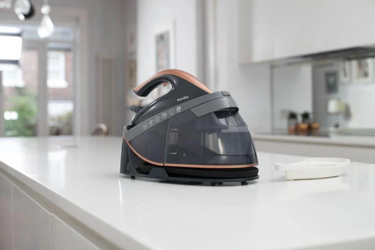 Breville Stoomstrijkijzer Met Stoomgenerator - Iron - Keramische Zoolplaat - Uitneembaar Waterreservoir 8 Breville Stoomstrijkijzer Met Stoomgenerator - Iron - Keramische Zoolplaat - Uitneembaar Waterreservoir - Afbeelding 8