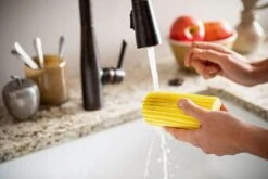 Scrub Daddy Damp Duster - Wonder Stoffer - Licht Blauw -Huishoudelijke Benodigdheden 1200x802 7