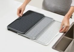 Joseph Joseph - Tier - Afdruipmat - Uitschuifbaar - Grijs -Huishoudelijke Benodigdheden 1200x836 4