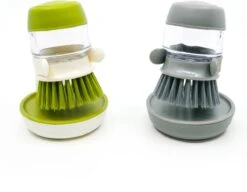 In Round Afwasborstel Met Zeepdispenser / Zeepreservoir – Inclusief Houder – Grijs – Afwas Borstel – Zeep Handborstel – Doseerpomp – Afwasmiddel Dispenser – Navulbaar 16 In Round Afwasborstel Met Zeepdispenser / Zeepreservoir – Inclusief Houder – Grijs – Afwas Borstel – Zeep Handborstel – Doseerpomp – Afwasmiddel Dispenser – Navulbaar -Huishoudelijke Benodigdheden 1200x935 3