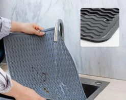 Merkloos Afdruipmat - Pannenonderzetter- Siliconen Mat - Zwart - 30 X 40 CM - Met Ophanggat - Hittebestendig 8 Merkloos Afdruipmat - Pannenonderzetter- Siliconen Mat - Zwart - 30 X 40 CM - Met Ophanggat - Hittebestendig -Huishoudelijke Benodigdheden 1200x954 1