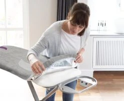 Vileda Total Reflect Strikplankovertrek - Universeel - Met Aluminium Bekleding 14 Vileda Total Reflect Strikplankovertrek - Universeel - Met Aluminium Bekleding -Huishoudelijke Benodigdheden 1200x973 5