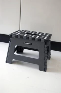 PUHLMANN - Inklapbare Kruk, JAMES, Plastic, Grijs, 22 Cm Hoog, Max 100 Kilo -Huishoudelijke Benodigdheden 797x1200 3