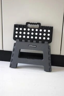 PUHLMANN - Inklapbare Kruk, JAMES, Plastic, Grijs, 22 Cm Hoog, Max 100 Kilo -Huishoudelijke Benodigdheden 797x1200 4