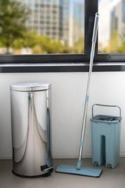 Alpina Platte Mop Met Emmer - Incl. 2 Microvezeldoeken - Voor Harde Vloeren - 360° Draaibaar 30 Alpina Platte Mop Met Emmer - Incl. 2 Microvezeldoeken - Voor Harde Vloeren - 360° Draaibaar -Huishoudelijke Benodigdheden 799x1200